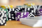 Karty, žetony, poker. Jaké jsou top poker weby?