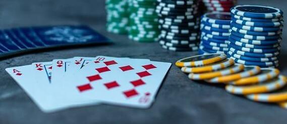 Nejen karty, do pokerových začátků se hodí i znalosti. Načerpejte je z pokerových knih.