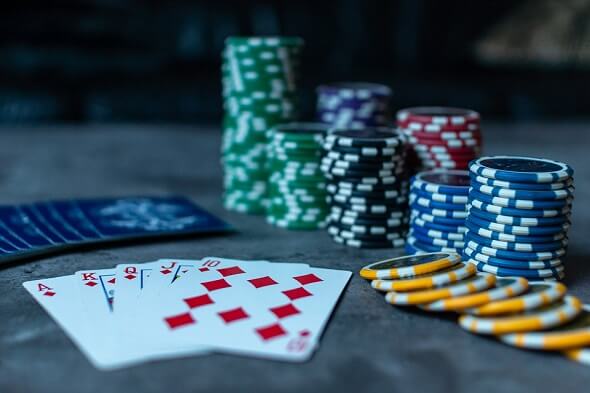 Nejen karty, do pokerových začátků se hodí i znalosti. Načerpejte je z pokerových knih.