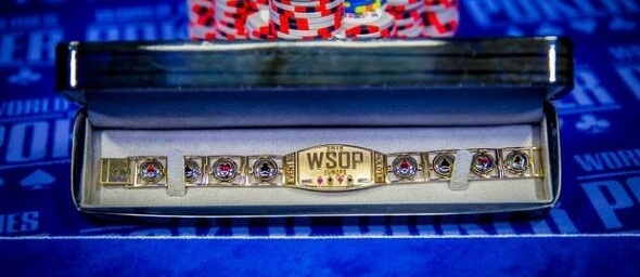 Zlatý náramek pro vítěze WSOP, nejcennější pokerová trofej. Právě o takové si v listopadu zahrajete v King's Resort Rozvadov