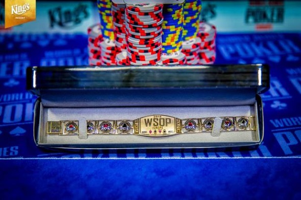 Zlatý náramek pro vítěze WSOP, nejcennější pokerová trofej. Právě o takové si v listopadu zahrajete v King's Resort Rozvadov